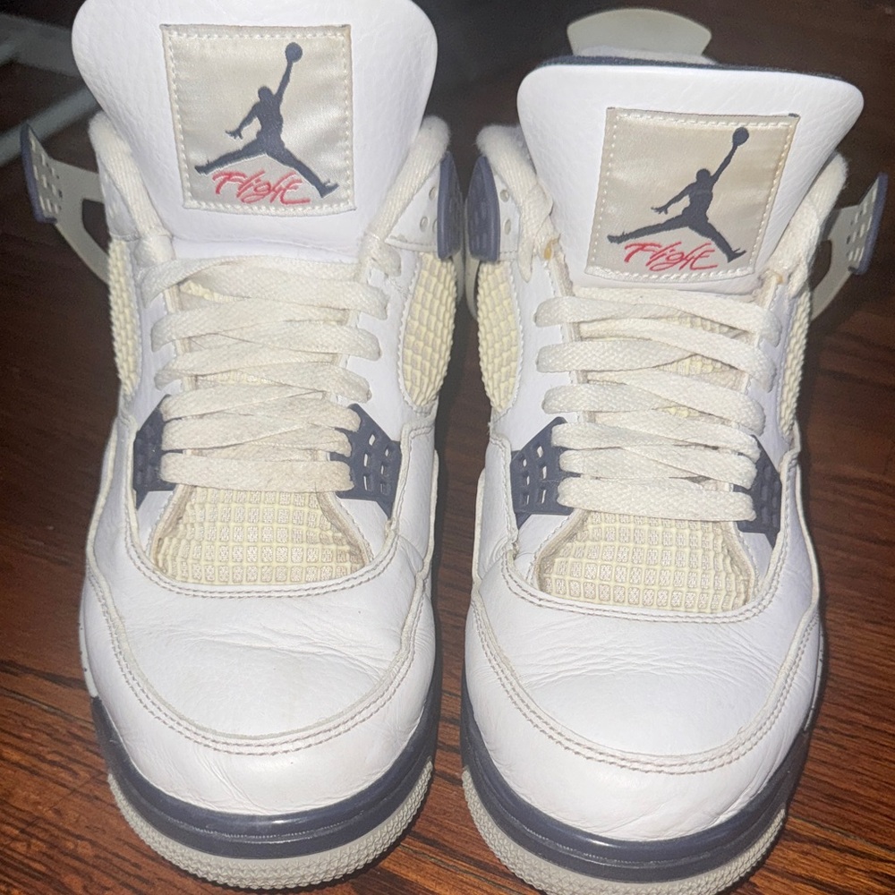 Jordan 4s midnight blues very clean! And nice